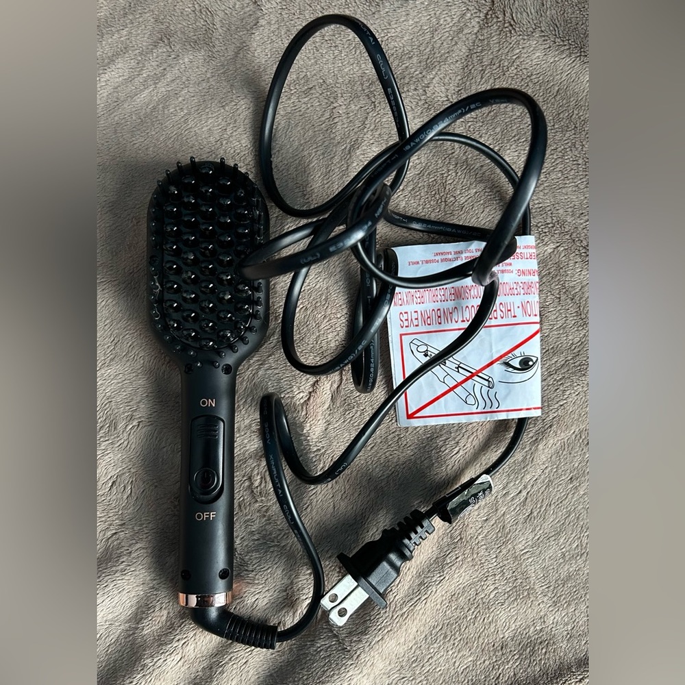 Hai straightening brush with case!
